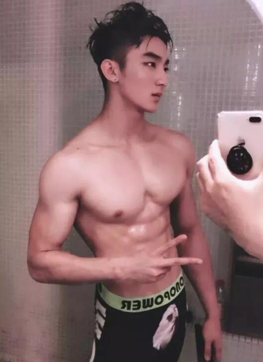 看点∣小萌脸大胸肌的小狼狗太奔放，黄子韬的Plus版让网友大呼受不了！！ - 51虹马