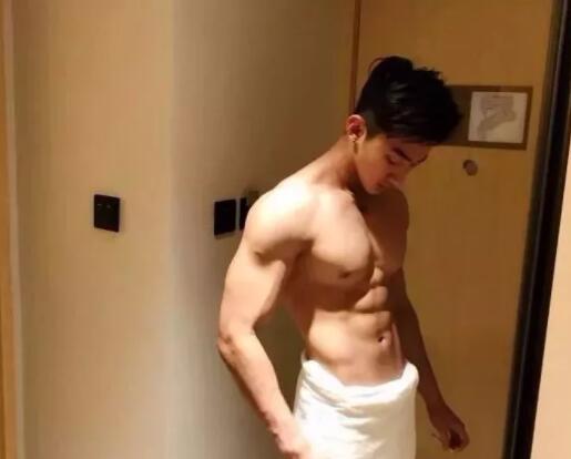 看点∣小萌脸大胸肌的小狼狗太奔放，黄子韬的Plus版让网友大呼受不了！！ - 51虹马