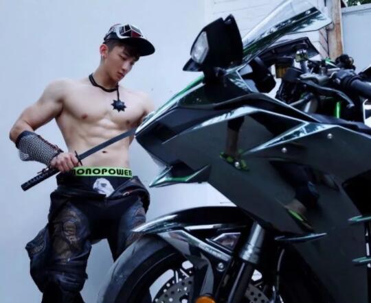 看点∣小萌脸大胸肌的小狼狗太奔放，黄子韬的Plus版让网友大呼受不了！！ - 51虹马