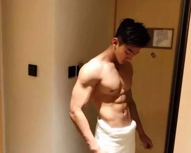 看点∣小萌脸大胸肌的小狼狗太奔放，黄子韬的Plus版让网友大呼受不了！！ - 51虹马