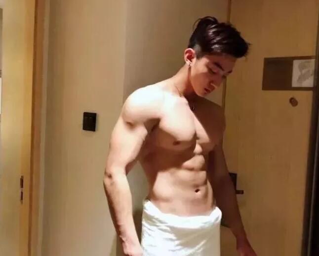 看点∣小萌脸大胸肌的小狼狗太奔放，黄子韬的Plus版让网友大呼受不了！！ - 51虹马