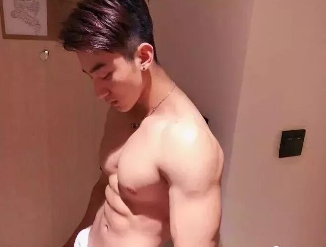 看点∣小萌脸大胸肌的小狼狗太奔放，黄子韬的Plus版让网友大呼受不了！！ - 51虹马