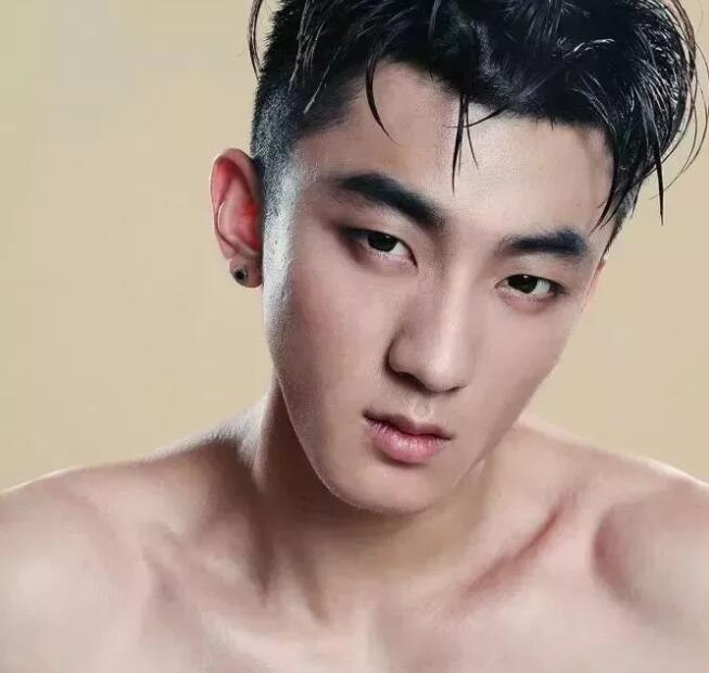 看点∣小萌脸大胸肌的小狼狗太奔放，黄子韬的Plus版让网友大呼受不了！！ - 51虹马