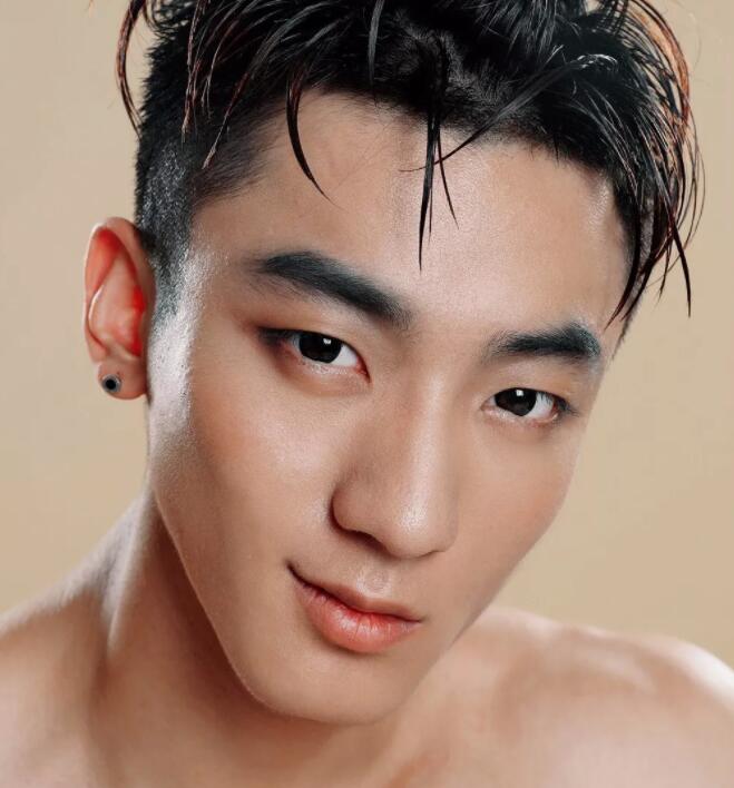 看点∣小萌脸大胸肌的小狼狗太奔放，黄子韬的Plus版让网友大呼受不了！！ - 51虹马