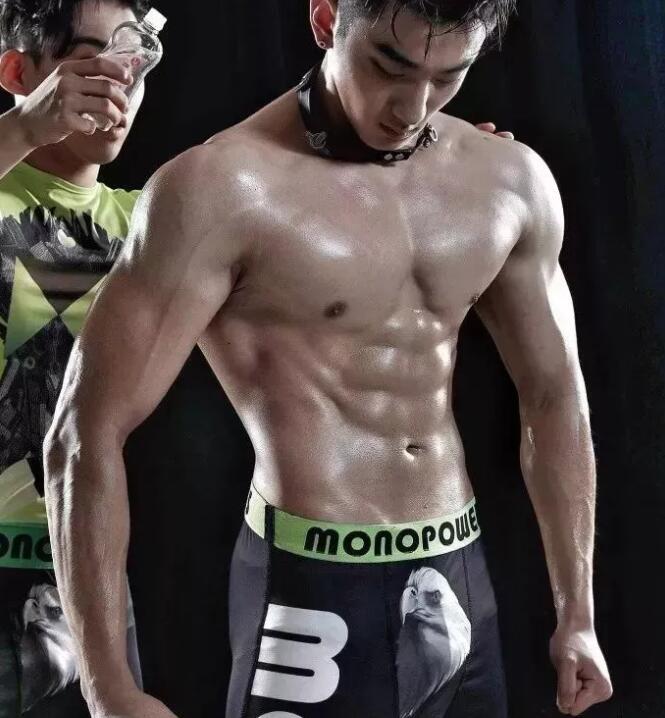 看点∣小萌脸大胸肌的小狼狗太奔放，黄子韬的Plus版让网友大呼受不了！！ - 51虹马