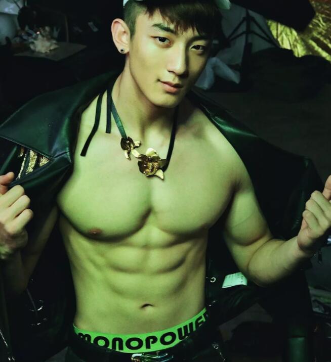 看点∣小萌脸大胸肌的小狼狗太奔放，黄子韬的Plus版让网友大呼受不了！！ - 51虹马