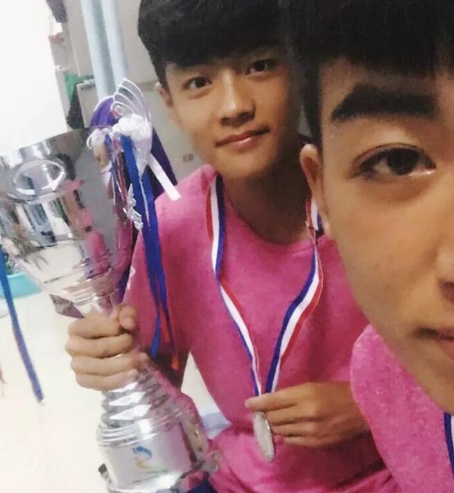 18的手球体育生小狼狗运动短裤亮了 - 51虹马