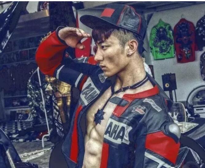 看点∣小萌脸大胸肌的小狼狗太奔放，黄子韬的Plus版让网友大呼受不了！！ - 51虹马