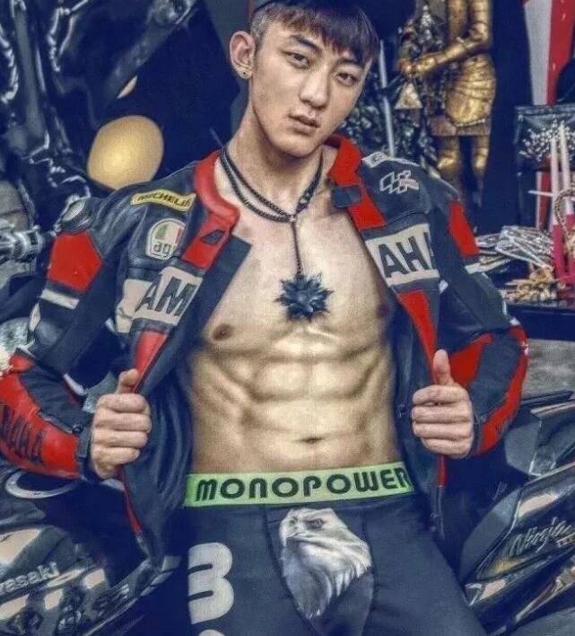 看点∣小萌脸大胸肌的小狼狗太奔放，黄子韬的Plus版让网友大呼受不了！！ - 51虹马