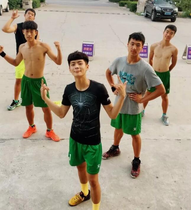 18的手球体育生小狼狗运动短裤亮了 - 51虹马