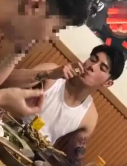 成都火锅店惊现极品帅哥，引出一大波零！ - 51虹马