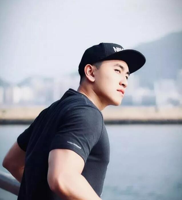 刚猛鲜嫩校草，被大包室友强势抢镜！ - 51虹马