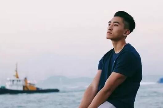 刚猛鲜嫩校草，被大包室友强势抢镜！ - 51虹马