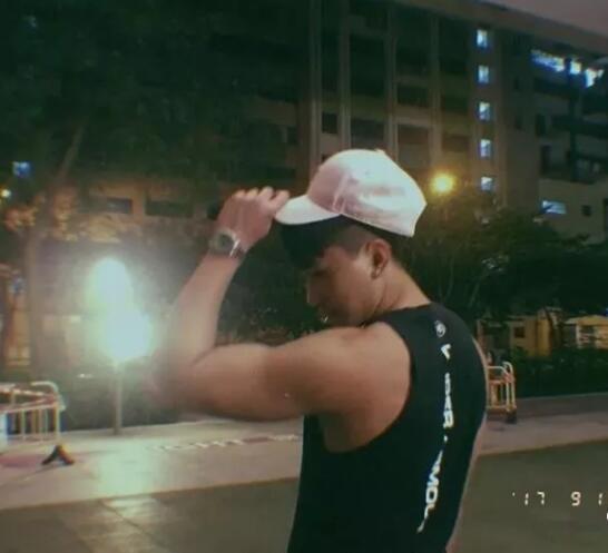 刚猛鲜嫩校草，被大包室友强势抢镜！ - 51虹马