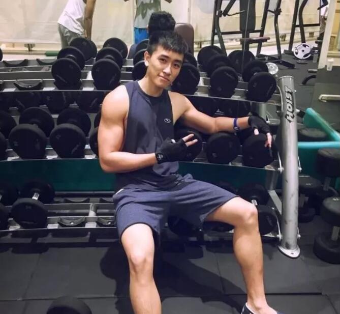 刚猛鲜嫩校草,被大包室友强势抢镜! - 51虹马 刚猛鲜嫩校草,被大包室友强势抢镜! - 51虹马