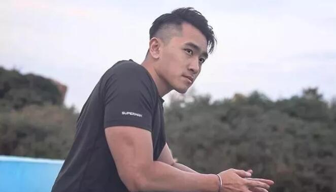 刚猛鲜嫩校草，被大包室友强势抢镜！ - 51虹马