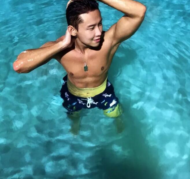 “宁泽涛”兼职泳池模特性感到炸裂!盯档猫都说他实力不俗!! - 51虹马 “宁泽涛”兼职泳池模特性感到炸裂!盯档猫都说他实力不俗!! - 51虹马