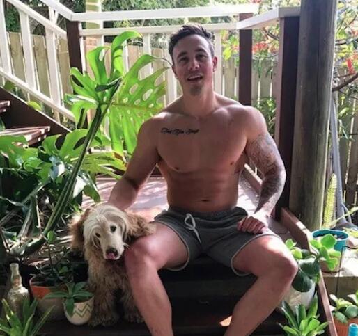 肌肉电工自爆：醉酒后与足球队员发生关系-51虹马