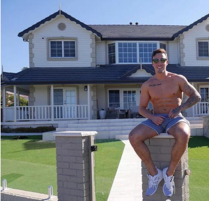 肌肉电工自爆：醉酒后与足球队员发生关系 - 51虹马