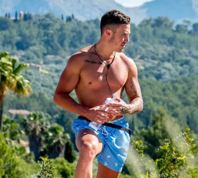 肌肉电工自爆：醉酒后与足球队员发生关系 - 51虹马