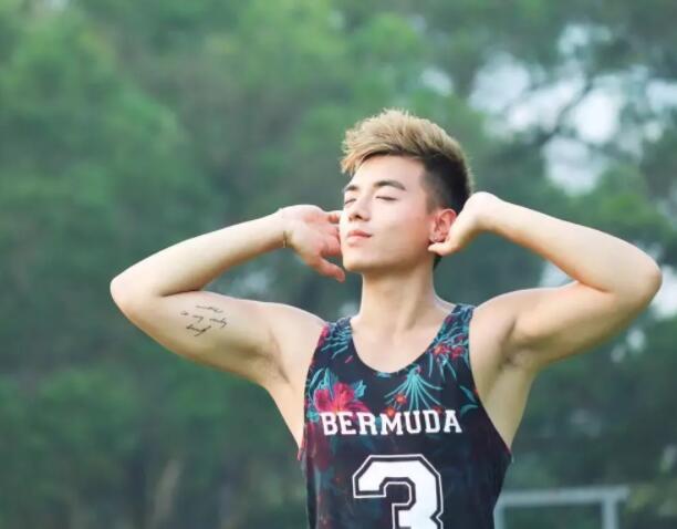 大胸筋肉男团成员俬拍写真被曝！被公司雪藏之后，INS彻底放开自我……-51虹马