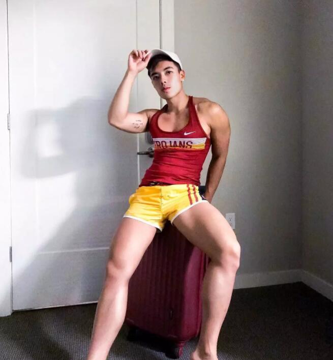 大胸筋肉男团成员俬拍写真被曝！被公司雪藏之后，INS彻底放开自我…… - 51虹马