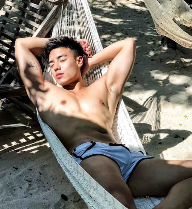 大胸筋肉男团成员俬拍写真被曝！被公司雪藏之后，INS彻底放开自我…… - 51虹马