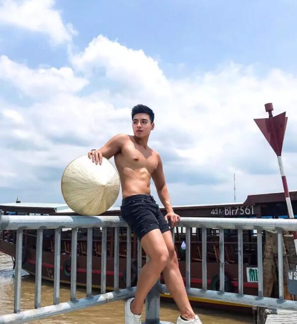 大胸筋肉男团成员俬拍写真被曝！被公司雪藏之后，INS彻底放开自我…… - 51虹马