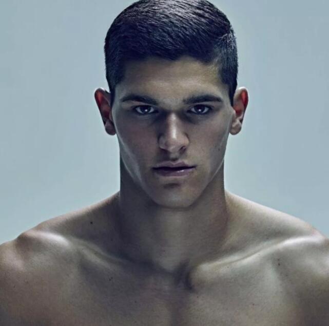 美国最火的两位新生代男模化身八十年代健身男孩！想跟他们做运动！ - 51虹马