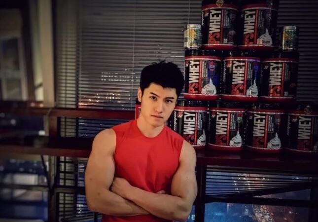 看点∣185.c.m筋肉健身教练荷尔蒙爆棚，难得的白净帅气双眼皮肌肉男！-51虹马