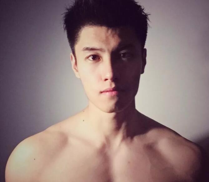 看点∣185.c.m筋肉健身教练荷尔蒙爆棚，难得的白净帅气双眼皮肌肉男！ - 51虹马