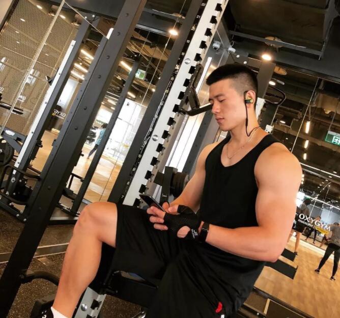 看点∣肌肉网红网球小哥,海边清凉照+健身房心机秀翘臀,越玩越大了惹~ - 51虹马 看点∣肌肉网红网球小哥,海边清凉照+健身房心机秀翘臀,越玩越大了惹~ - 51虹马