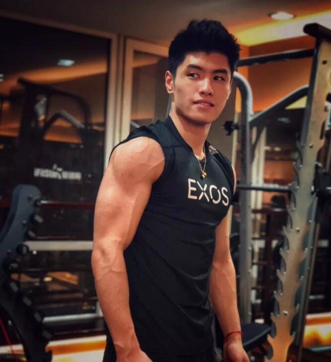 看点∣185.c.m筋肉健身教练荷尔蒙爆棚，难得的白净帅气双眼皮肌肉男！ - 51虹马