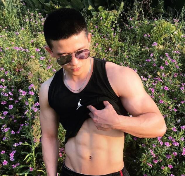 看点∣肌肉网红网球小哥，海边清凉照+健身房心机秀翘臀，越玩越大了惹~-51虹马