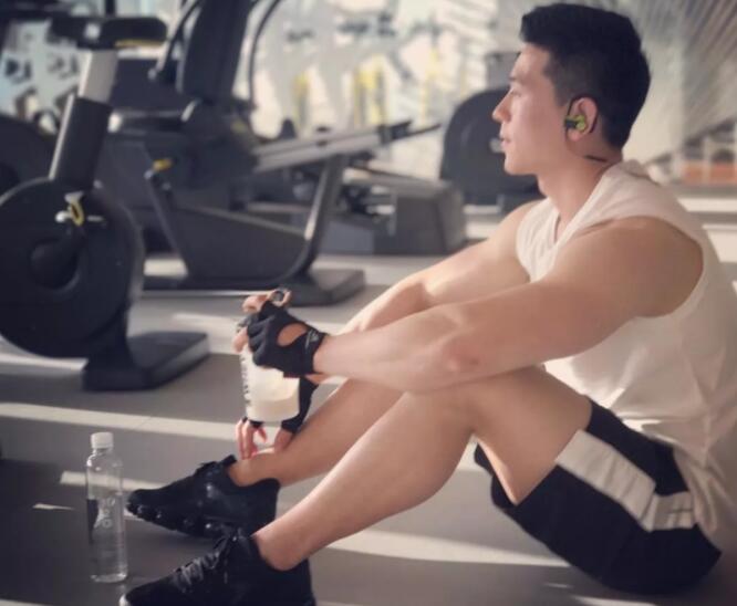 看点∣肌肉网红网球小哥,海边清凉照+健身房心机秀翘臀,越玩越大了惹~ - 51虹马 看点∣肌肉网红网球小哥,海边清凉照+健身房心机秀翘臀,越玩越大了惹~ - 51虹马