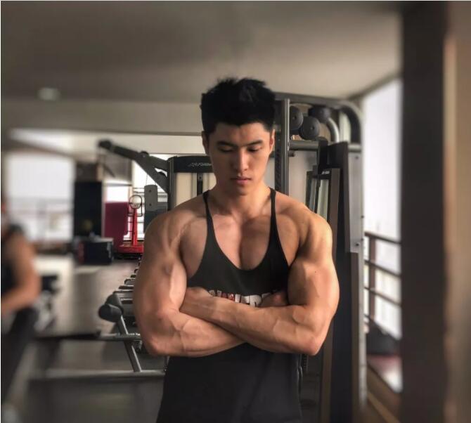 看点∣185.c.m筋肉健身教练荷尔蒙爆棚，难得的白净帅气双眼皮肌肉男！ - 51虹马