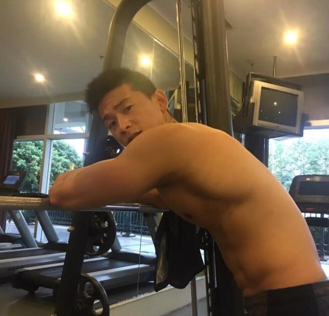 看点∣肌肉网红网球小哥,海边清凉照+健身房心机秀翘臀,越玩越大了惹~ - 51虹马 看点∣肌肉网红网球小哥,海边清凉照+健身房心机秀翘臀,越玩越大了惹~ - 51虹马