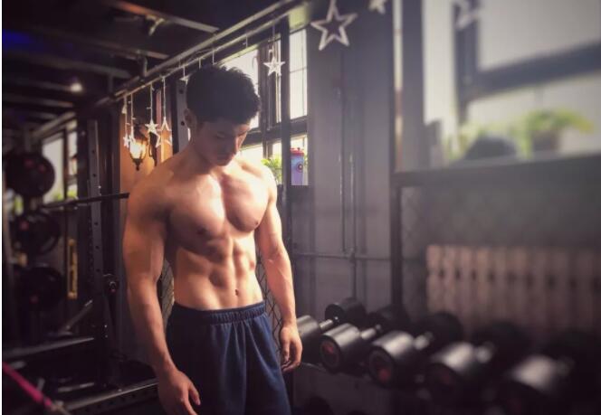 看点∣185.c.m筋肉健身教练荷尔蒙爆棚，难得的白净帅气双眼皮肌肉男！ - 51虹马