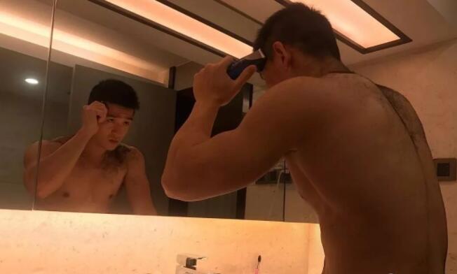 看点∣肌肉网红网球小哥,海边清凉照+健身房心机秀翘臀,越玩越大了惹~ - 51虹马 看点∣肌肉网红网球小哥,海边清凉照+健身房心机秀翘臀,越玩越大了惹~ - 51虹马