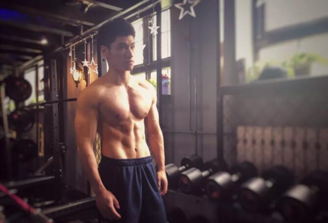 看点∣185.c.m筋肉健身教练荷尔蒙爆棚，难得的白净帅气双眼皮肌肉男！ - 51虹马