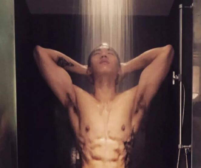 看点∣给胸肌买保险？盯档猫最爱的翘臀健身教练兼禸褲男模，网传男神…… - 51虹马