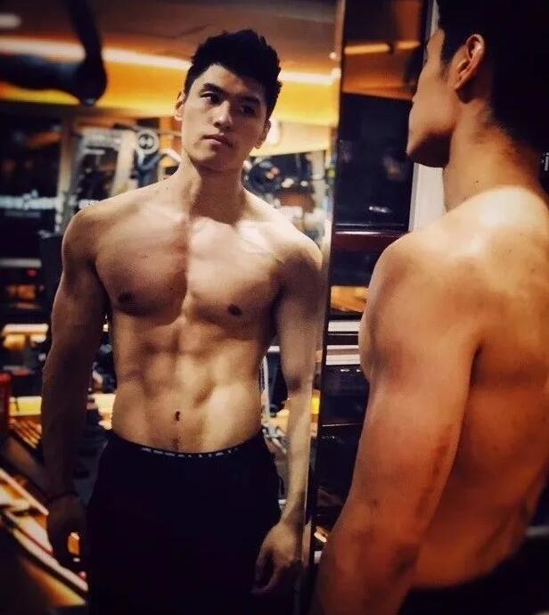 看点∣185.c.m筋肉健身教练荷尔蒙爆棚，难得的白净帅气双眼皮肌肉男！ - 51虹马