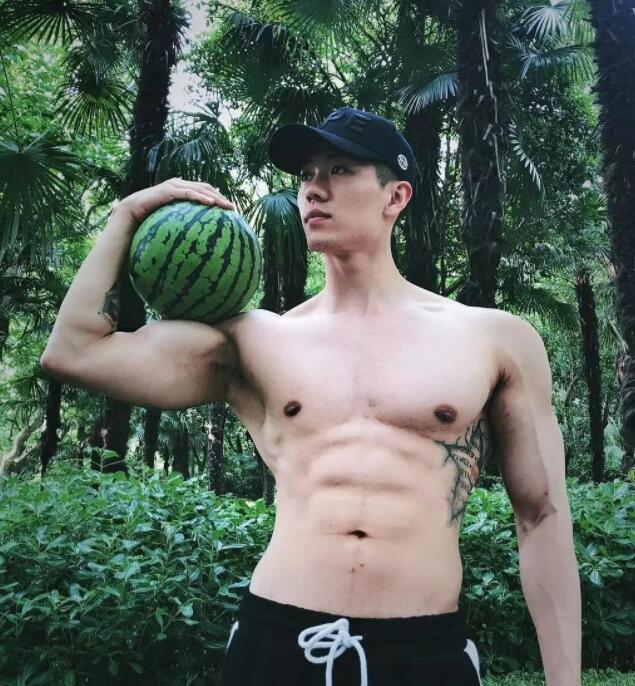 看点∣给胸肌买保险？盯档猫最爱的翘臀健身教练兼禸褲男模，网传男神…… - 51虹马