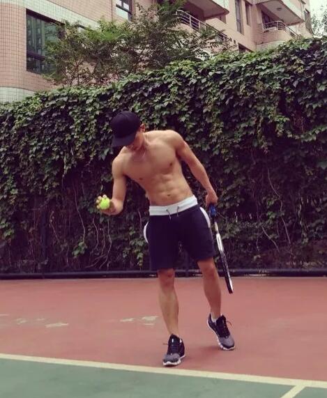 看点∣肌肉网红网球小哥，海边清凉照+健身房心机秀翘臀，越玩越大了惹~ - 51虹马