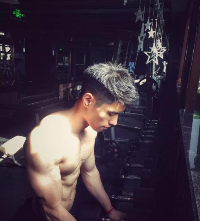 看点∣185.c.m筋肉健身教练荷尔蒙爆棚，难得的白净帅气双眼皮肌肉男！ - 51虹马