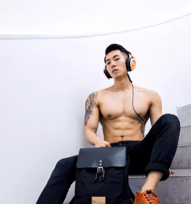 看点∣给胸肌买保险？盯档猫最爱的翘臀健身教练兼禸褲男模，网传男神…… - 51虹马