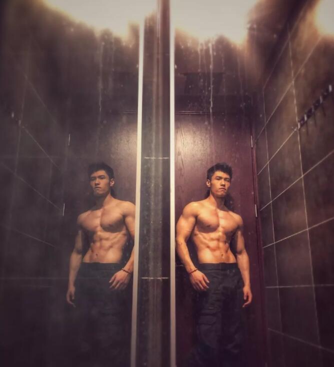 看点∣185.c.m筋肉健身教练荷尔蒙爆棚，难得的白净帅气双眼皮肌肉男！ - 51虹马