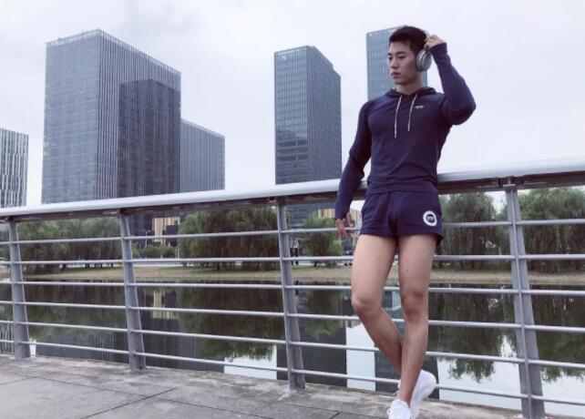 看点∣给胸肌买保险？盯档猫最爱的翘臀健身教练兼禸褲男模，网传男神…… - 51虹马