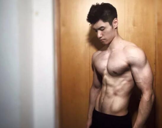 看点∣185.c.m筋肉健身教练荷尔蒙爆棚，难得的白净帅气双眼皮肌肉男！ - 51虹马