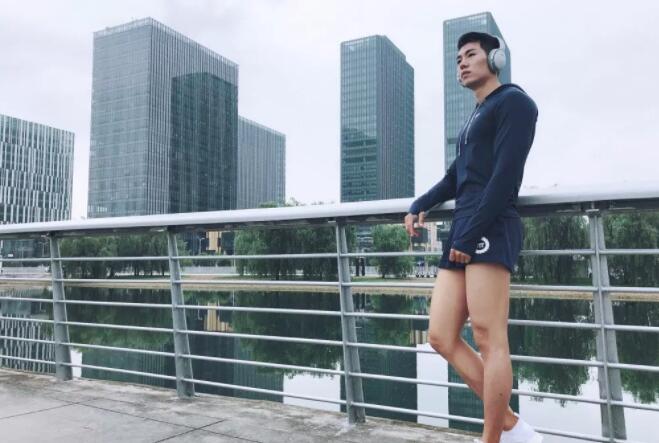 看点∣给胸肌买保险？盯档猫最爱的翘臀健身教练兼禸褲男模，网传男神…… - 51虹马